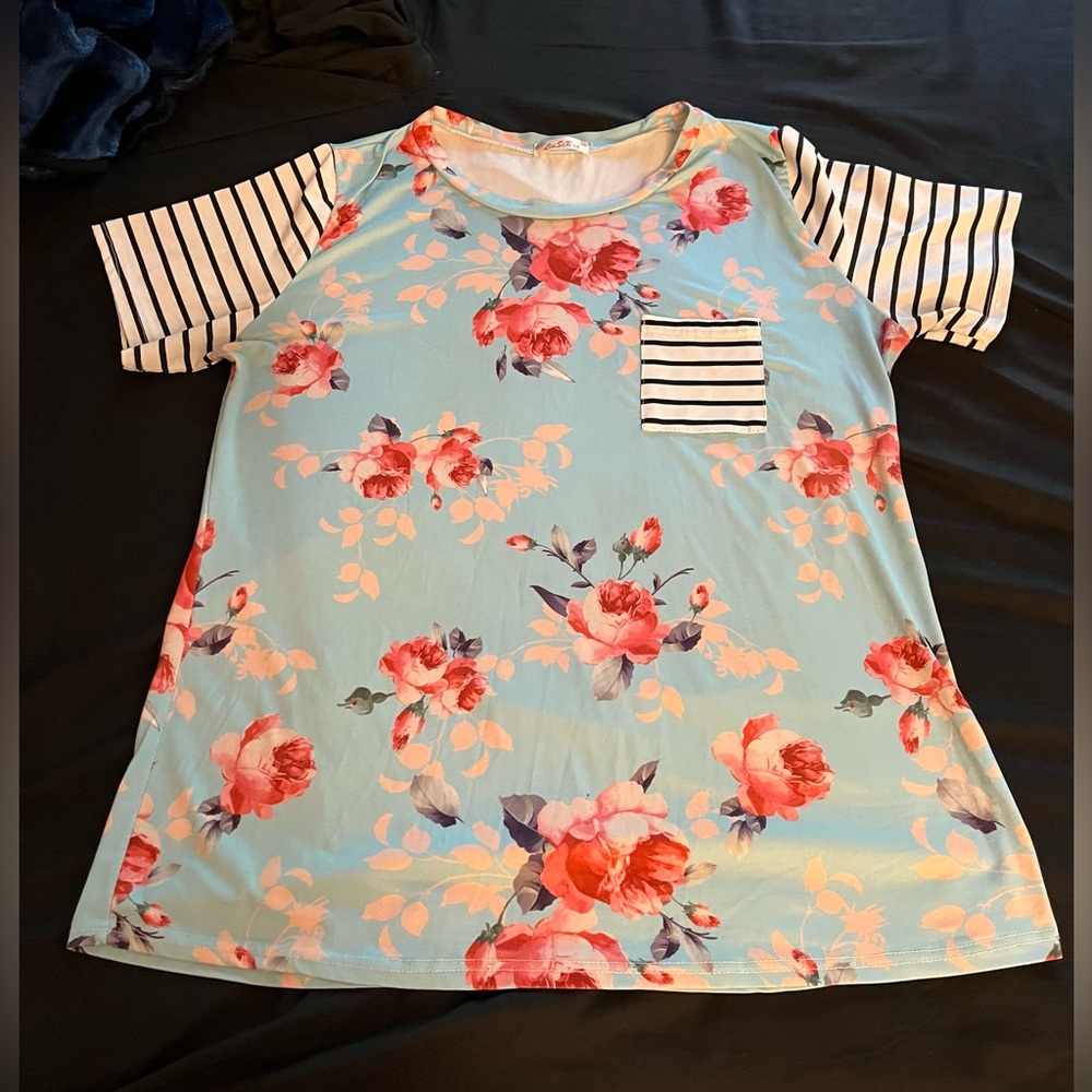 Women’s LiuSiRan floral top with stripe sleeves and chest pocket in size xxl
